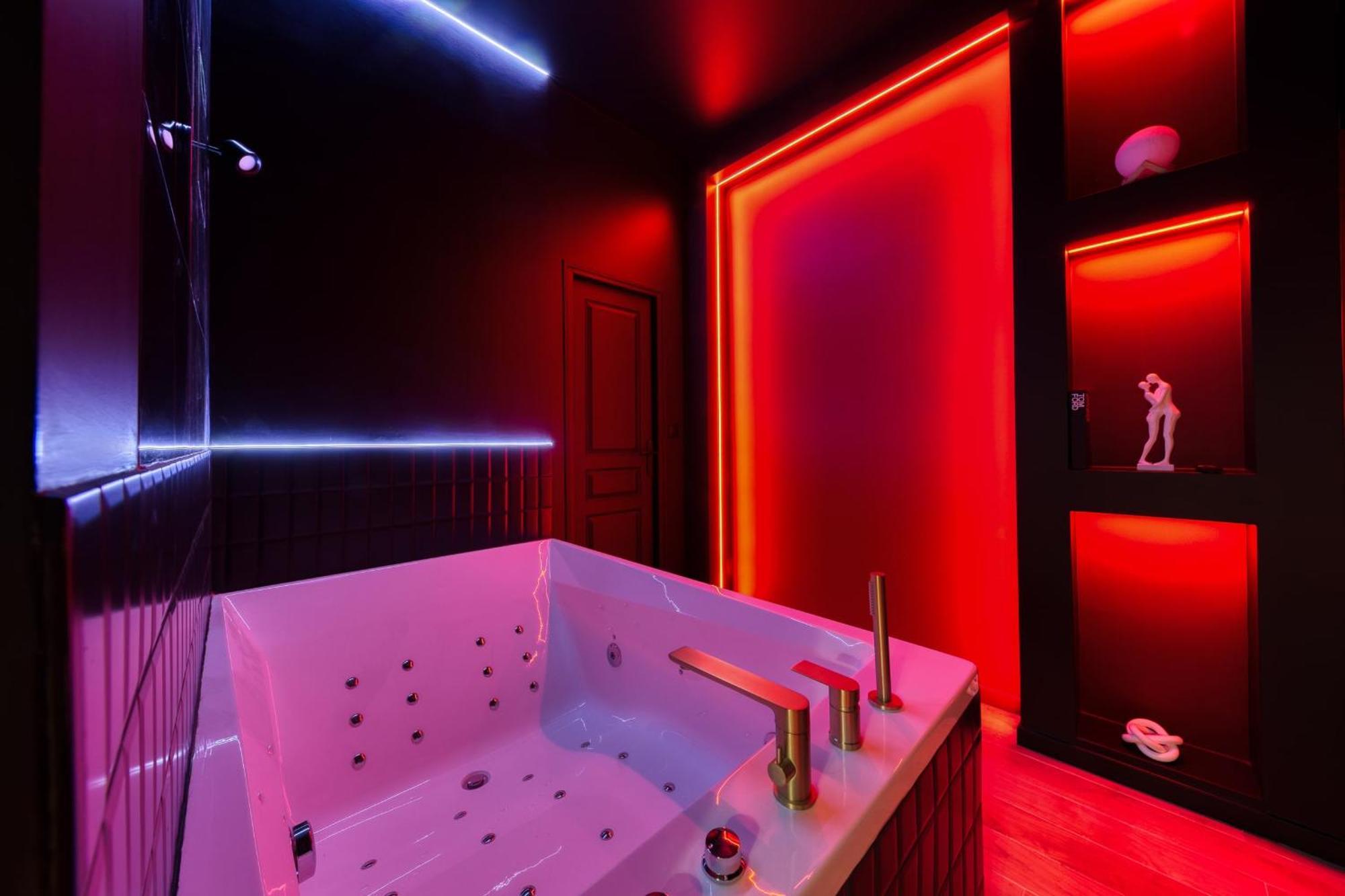 Suite Deluxe - Jacuzzi Melun Exterior foto