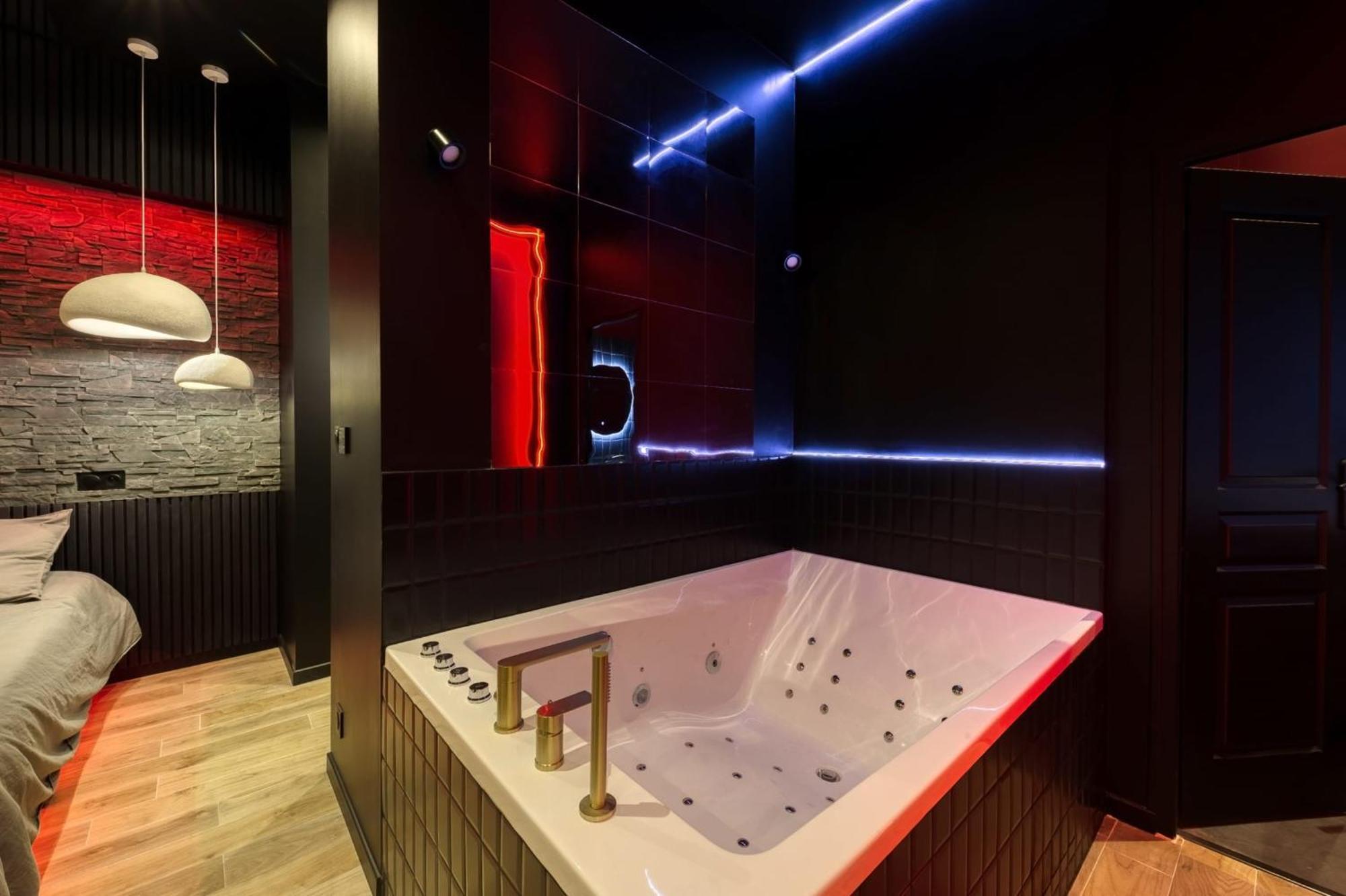 Suite Deluxe - Jacuzzi Melun Exterior foto